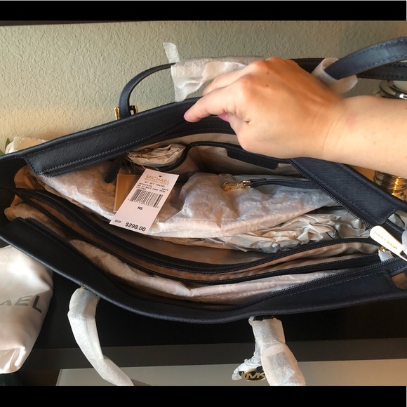 Michael Kors Medium Jet Set Travel Tote NWT - Picture 6 of 12